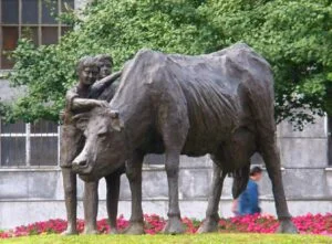 Oviedo   Escultura ¡Adiós Cordera